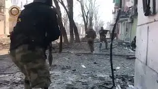 Гранатомётчик Росгвардии Чечни производит выстрел под огнём противника во время уличных боев
