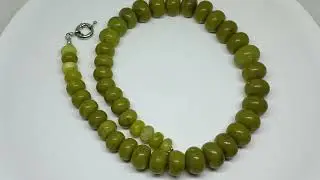Колье из натурального нефрита.