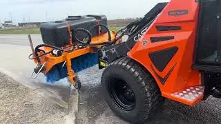 Работа итальянского погрузчика CASTLOADERS с очистительной щёткой! #спецтехника #погрузчик