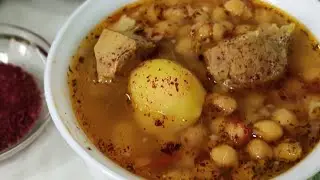 Суп с нутом. Пити в кастрюле.
