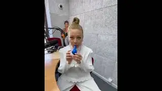 Тина Кароль не умеет надувать шарик