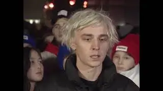 Блогер Влад Бумага на акции «Летят Журавли» почтил память погибших во время теракта