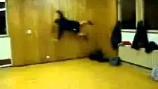 Придурок врезался в стену
