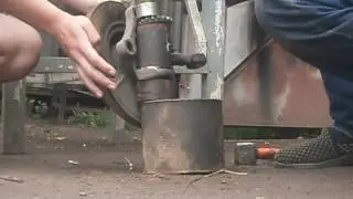 Забиваю шаровую нижнюю опору Т-2 (фольцваген транспортёр)
