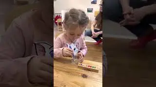 Яся на занятиях в монтессори классе 2,1 мес