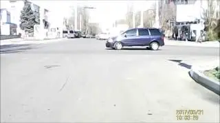 31 03 2017 пешеходы - переходят дорогу  не оглядываясь