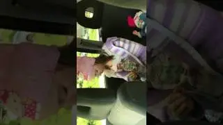 Племянница танцует в машине под Скрилекс :-D и не подозревает что я не разговариваю по телефону