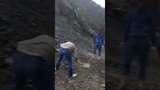 Перекрыло дорогу за сильного дождя.