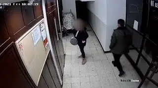 Manijak prati devojčice i pokazuje im polni organ