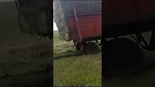 Посадили четырёхтонник с тюками.