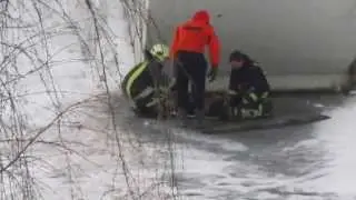 Сотрудники МЧС в Измайлове спасли примёрзшую ко льду собаку.