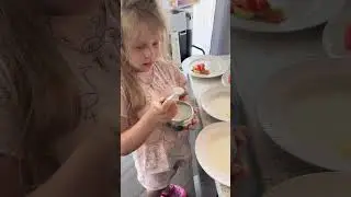 Віка готує манну кашу ;)