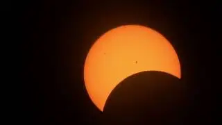 Solar Eclipse April 8, 2024: Full-Screen Zoomed-In Experience 90% Block Milwaukee, Wi