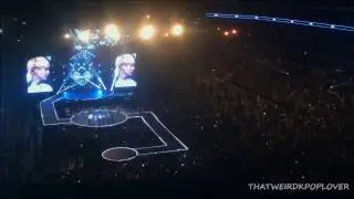 [Fancam] Suga removing his earpiece @ KCon LA concert