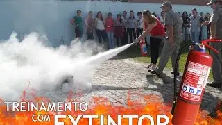 Mulher falha em treinamento com extintor