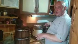 Соленые грибочки в дубовой бочке