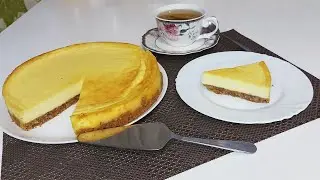 Классический чизкейк с основой из печенья.