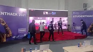 Hackatonda taqdirlash marosimi. Esdalik sovg'alar va sertifikatlar berildi.