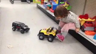 Зара играет в магазине