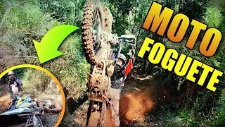 MOTO DE TRILHA IMPORTADA INAUGURANDO UM MORRO DIFÍCIL DE SUBIR NA TRILHA DE MOTO