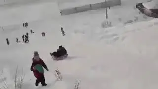 Толкают детей с горки под колёса машин