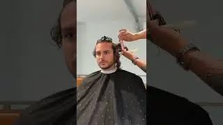 Conectamos el rapado que traía en los laterales y cortamos el pelo largo. #barberia #barcelona