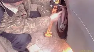 поднимаем машину за колесо
