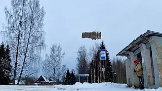 Русский Супер Герой ждёт Летающий поезд Метро в деревне на остановке / Russian Super Hero