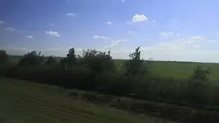 опять зелёные поля в Крыму, а вдали горы, вид с электрички