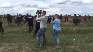 refugiados y periodistas.