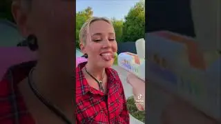 Клава Кока лизнула