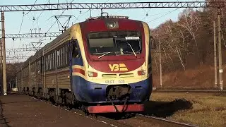 Отправление электропоезда ЭПЛ2Т-006 и электропоезд ЭПЛ2Т-030 на ходу по станции Оброшино.