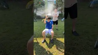 頭上の特大水風船を絶対に割るな！ #shorts