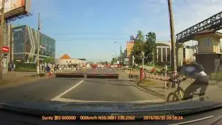 Велосипедист хотел проскочить под шлагбаумом