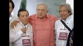 AMLO SE TOMA LA FOTO CON LOS REPORTEROS DE TABASCO… OTRA DE ESAS QUE NO LE GUSTAN A CONSERVAS