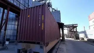 Погрузка Льна в контейнер для экспорта. Россия.