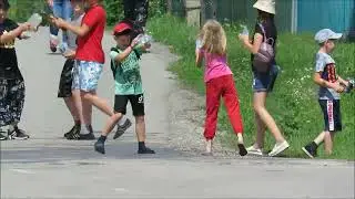 Детвора обливается