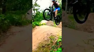 девчонка на подвесе прыгает дирты🤩💪