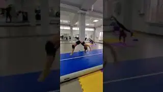 Акробатика - рондат, два фляка, сальто согнувшись, бланш (blanche)