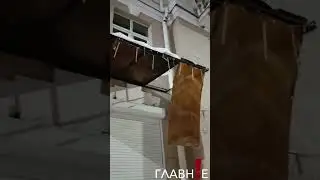 Гомель. Снег пробил козырек