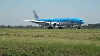 Smooth landing Boeing 777-300er