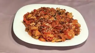 Мясо с ананасами под кисло-сладким соусом.Meat with pineapple with sweet and sour sauce.