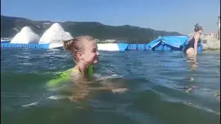 Я купаюсь в море