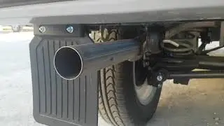 Трынькает глушитель))