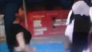 MOTHER GETS JUMPED BY TEEN HOODRATS TRYING TO PROTECT HER DAUGHTER