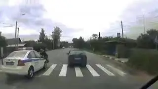 Полиция сбила человека на дороге.
