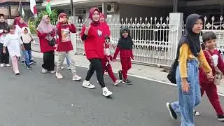 MENYAMBUT KEMERDEKAAN REPUBLIK INDONESIA DENGAN GERAK JALAN SANTAI