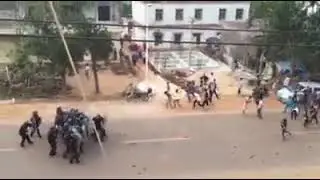 DRAMA UNFOLDS || POLICEMEN GET CHASED AWAY BY ANGRY MOB WITH STONES || #NairobiProtests #NairobiDemo
