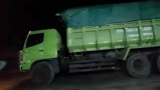 Menikmati sego goreng  sambil liat trek lewat