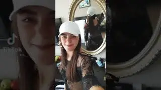 крутит попой